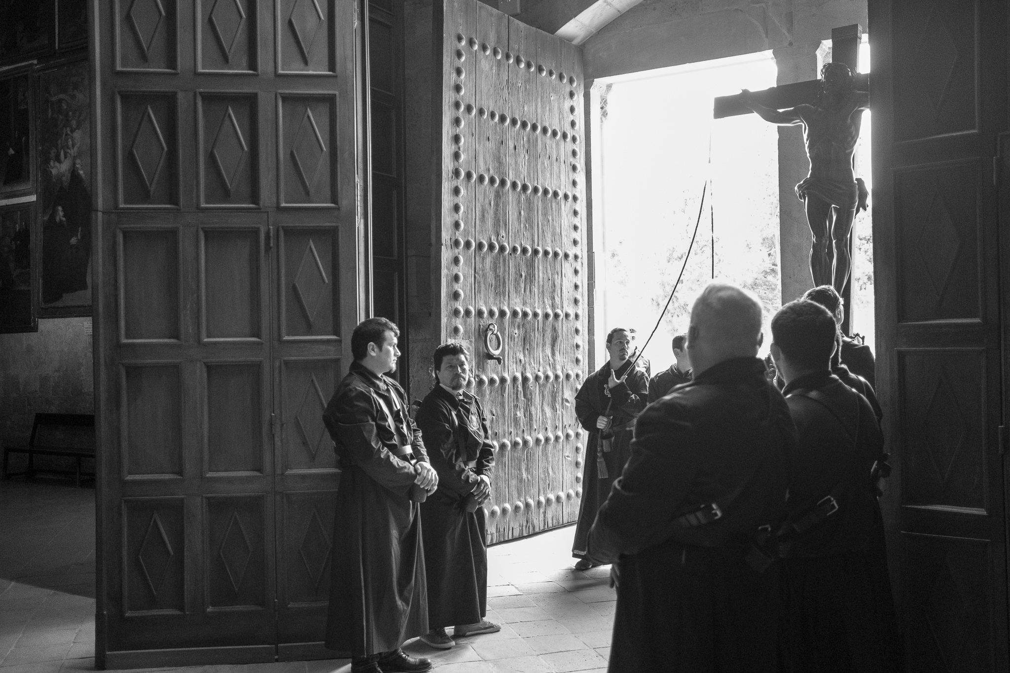 El Via Crucis ha desfilat pel centre de Sant Cugat. FOTO: Alex Gómez