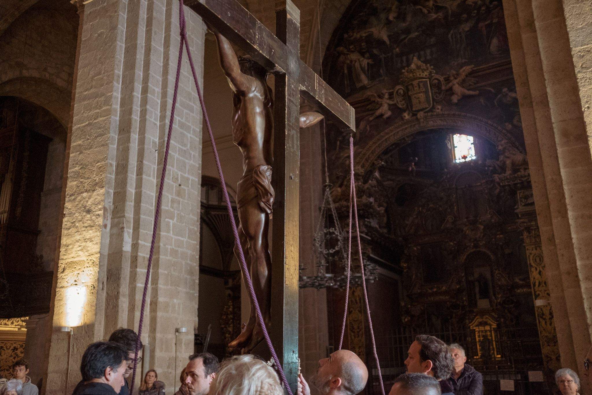 El Via Crucis ha desfilat pel centre de Sant Cugat. FOTO: Alex Gómez