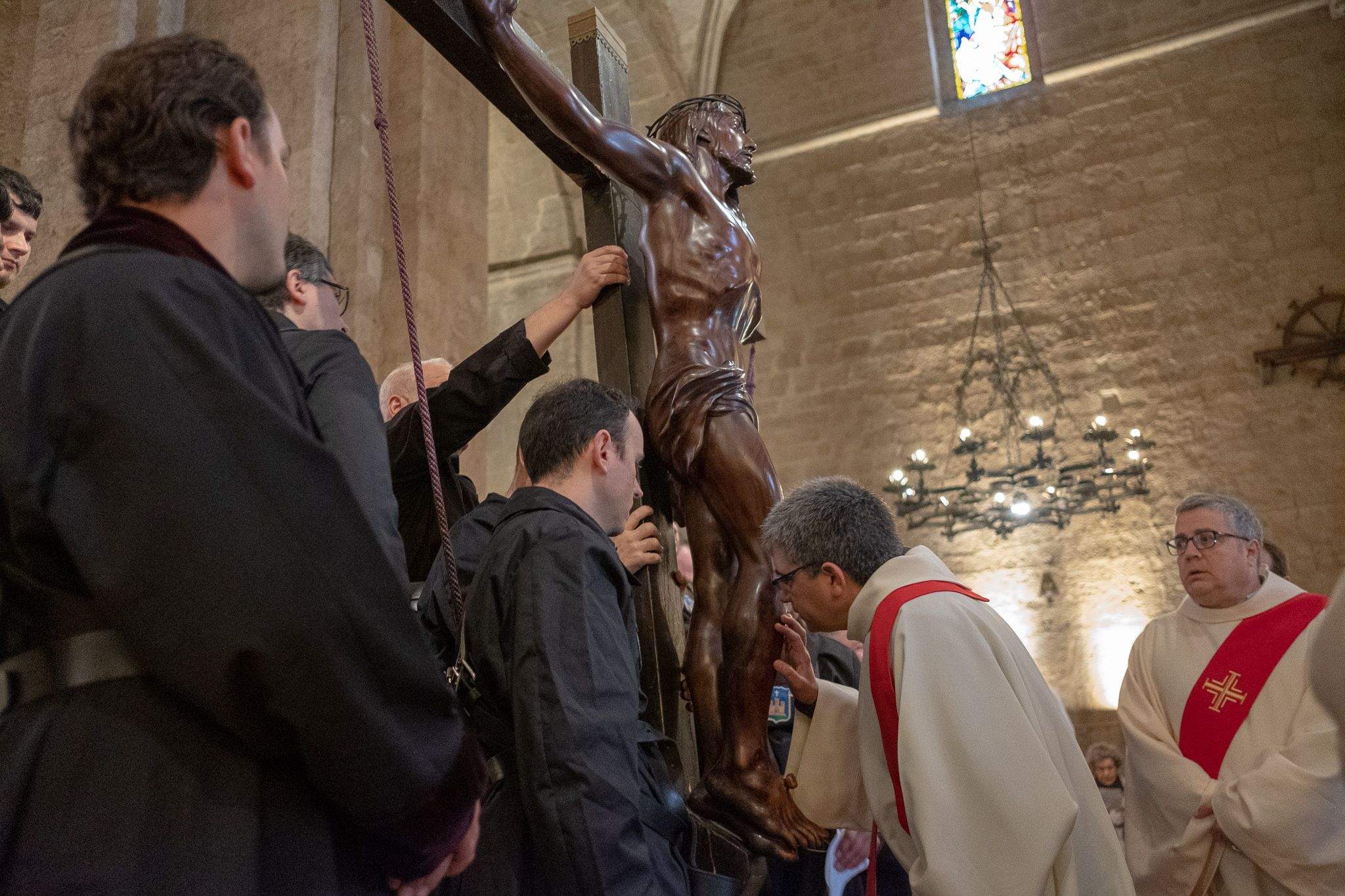 El Via Crucis ha desfilat pel centre de Sant Cugat. FOTO: Alex Gómez