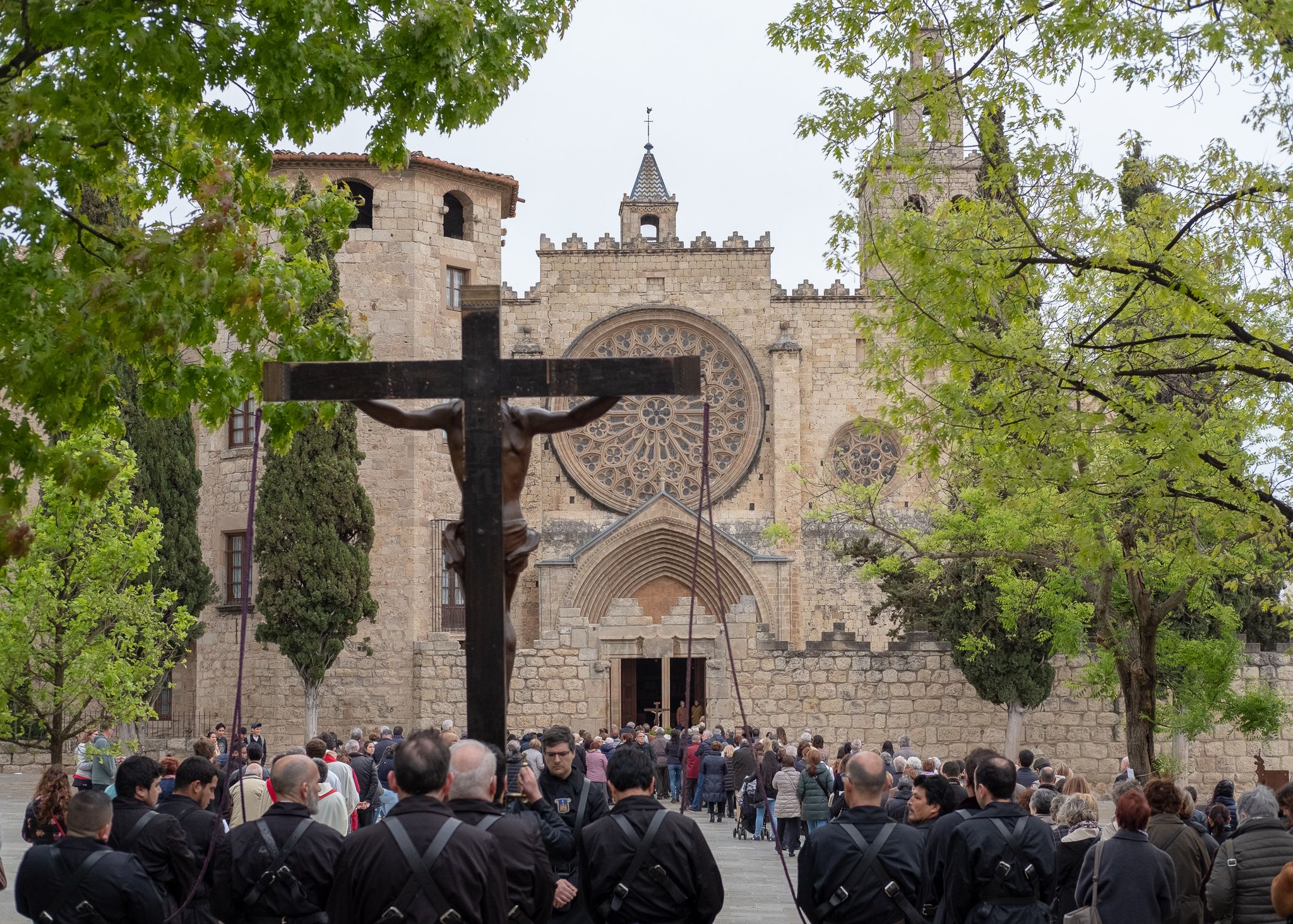 El Via Crucis i l'església del Monestir. FOTO: Ale Gómez