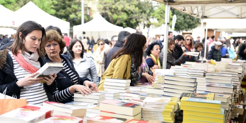 Durant el dia de Sant Jordi els llibreters fan el 25% de les vendes de tot l'any. FOTO: Bernat Millet