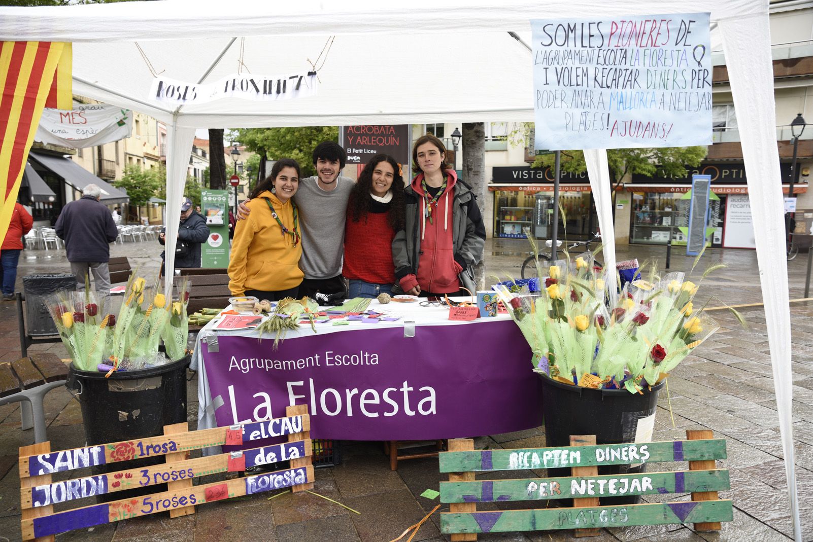 Venta de roses del Cau de La Floresta. Foto: Bernat Millet.