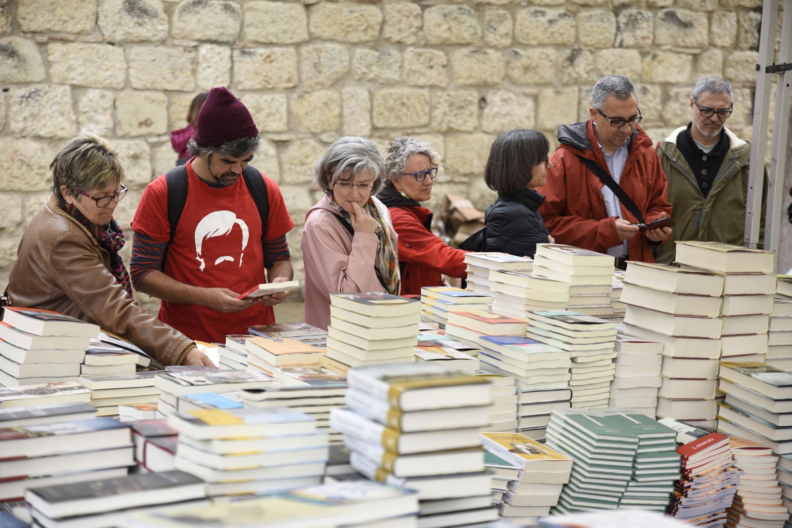 Venta de llibres durant la diada de Sant Jordi. Foto: Bernat Millet.