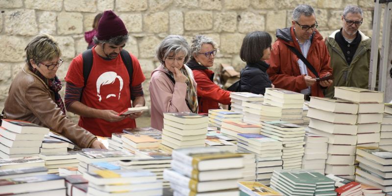 Venta de llibres durant la diada de Sant Jordi. Foto: Bernat Millet.