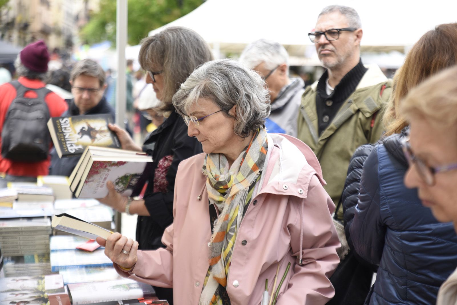 Venta de llibres durant la diada de Sant Jordi. Foto: Bernat Millet.