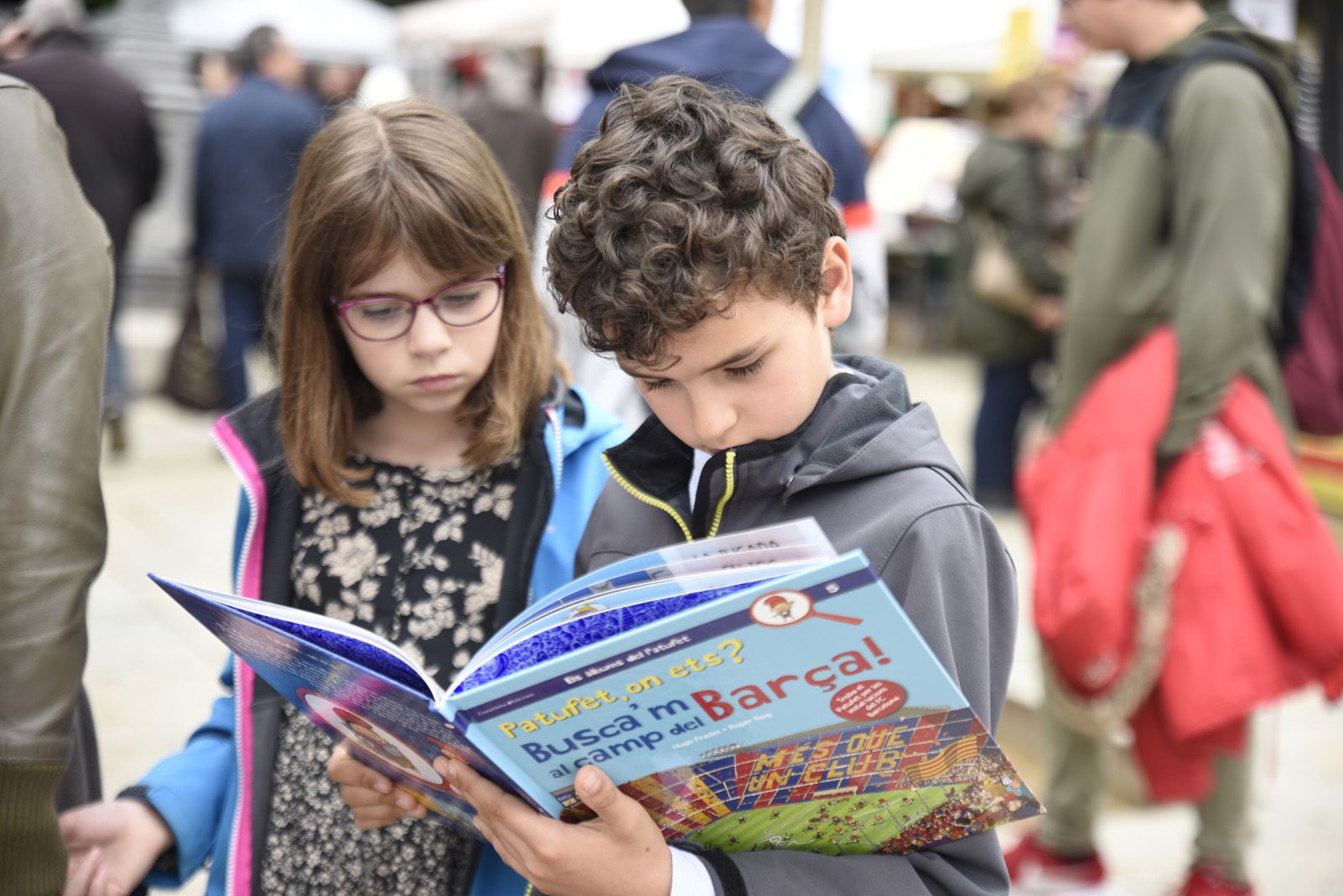 Els menuts mirant llibre per Sant Jordi. Foto: Bernat Millet.