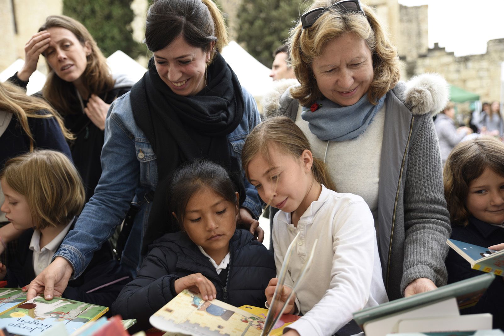 Els menuts mirant llibre per Sant Jordi. Foto: Bernat Millet.