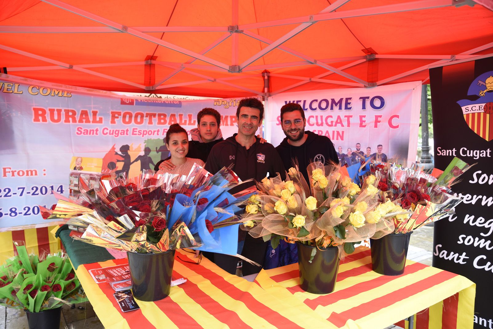 Venta de roses del Sant Cugat Futbol Club. Foto: Bernat Millet.