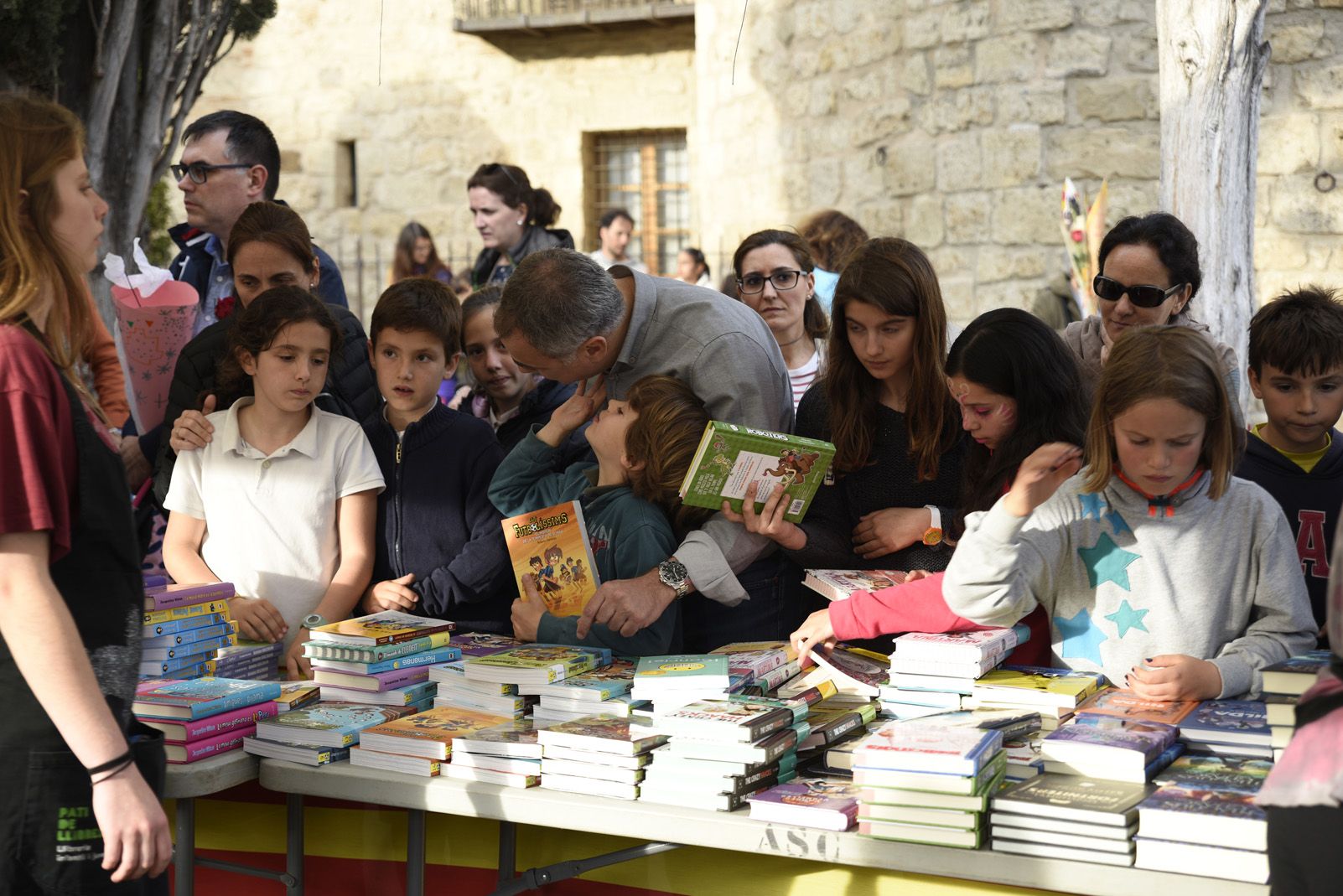 Venta de llibres durant la diada de Sant Jordi. Foto: Bernat Millet.