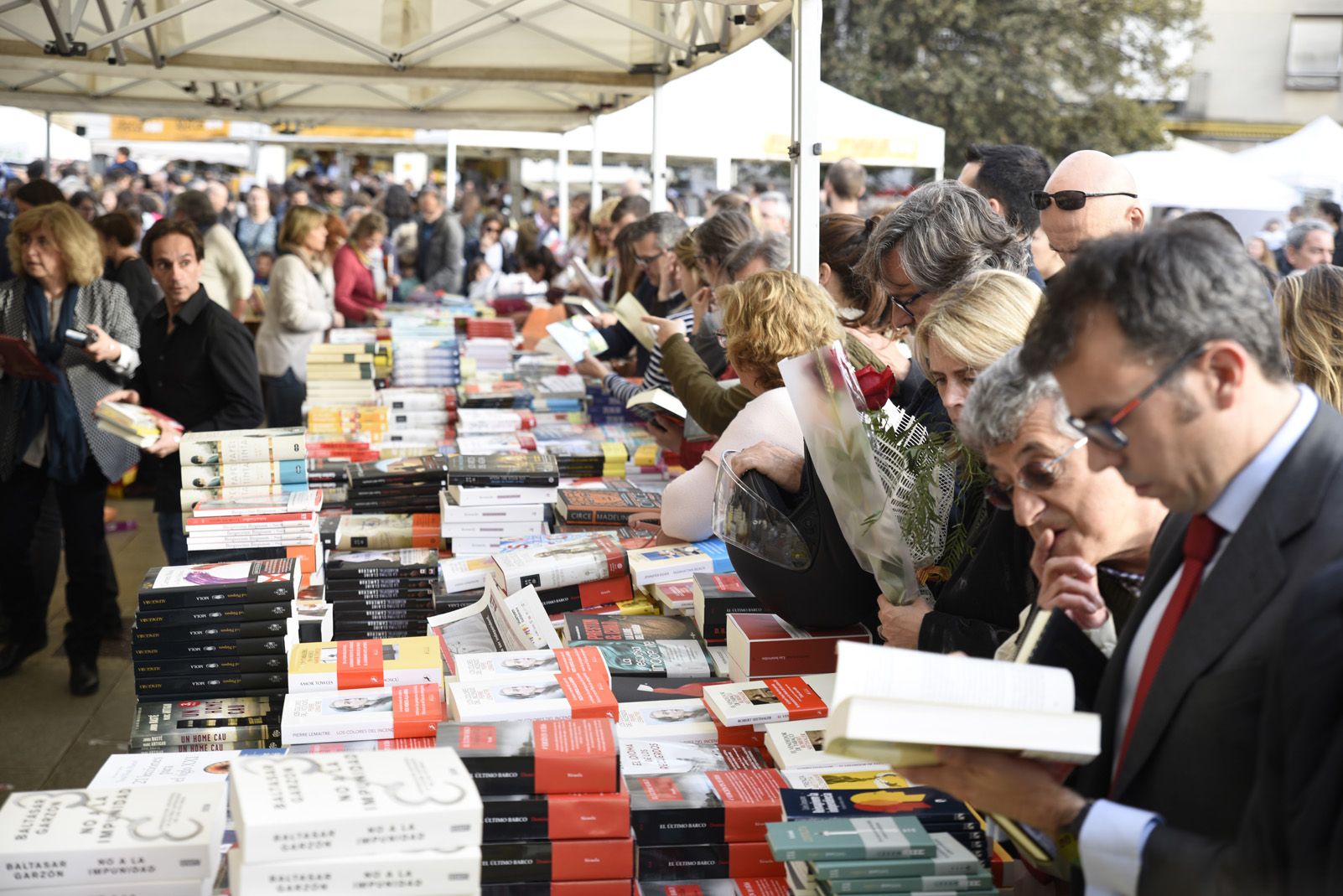 Venda de llibres durant la diada de Sant Jordi. Foto: Bernat Millet.