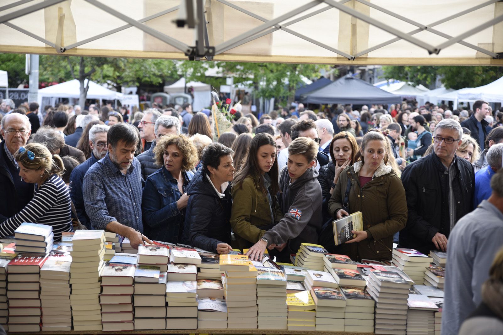 Venda de llibres durant la diada de Sant Jordi. Foto: Bernat Millet.