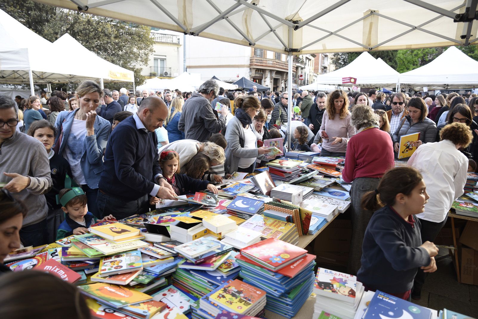 Venta de llibres durant la diada de Sant Jordi del 2019. Foto: Bernat Millet.