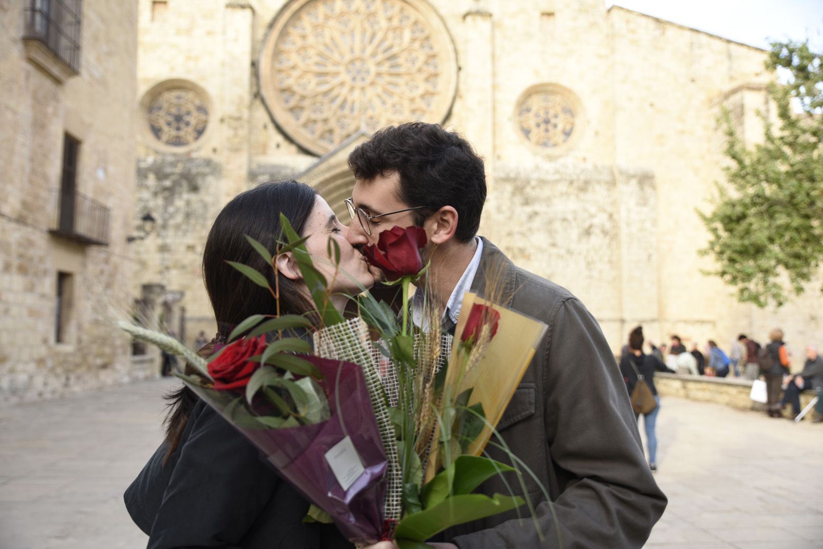 El petó dels enamorats de Sant Jordi. Foto: Bernat Millet.