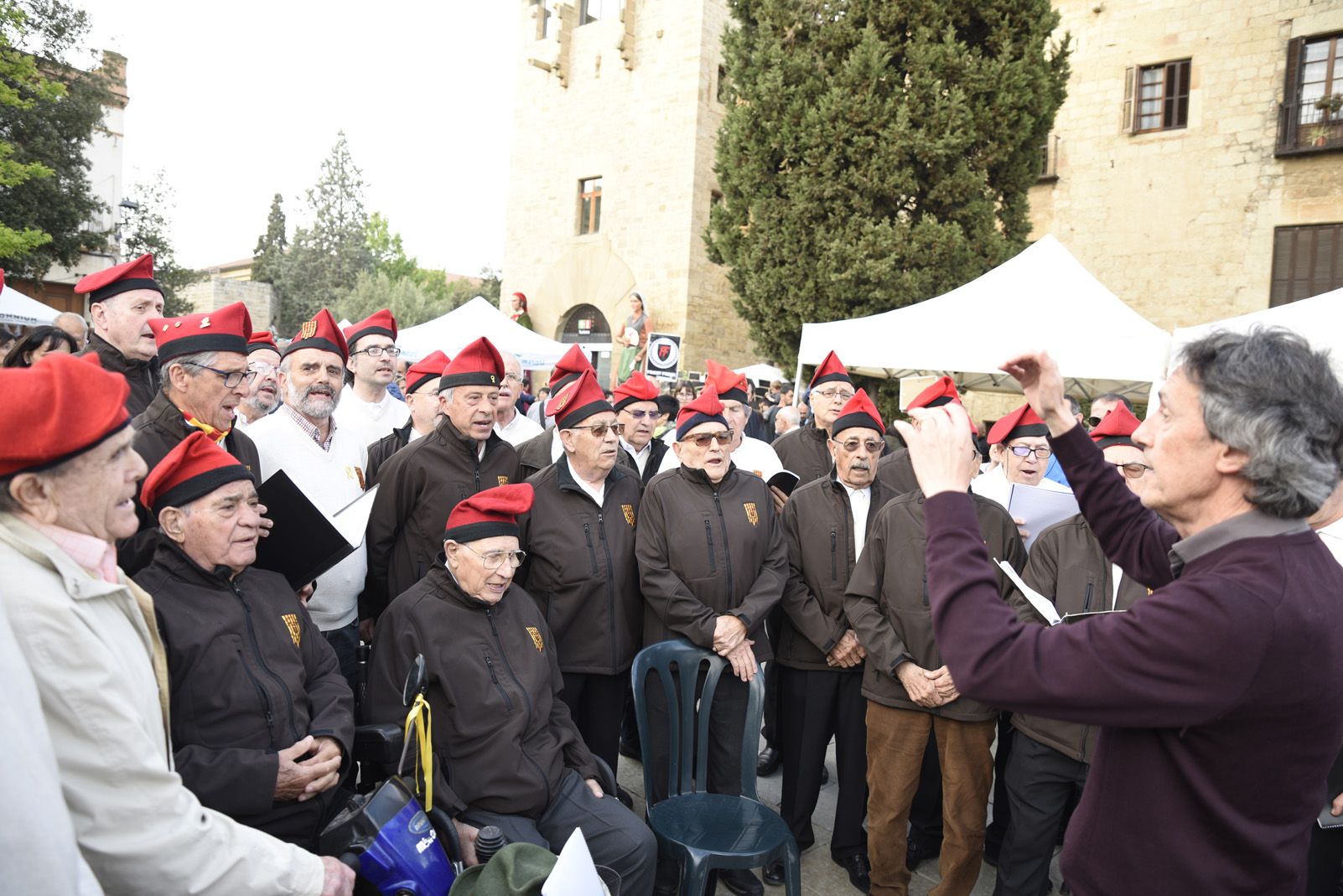Coral La Lira cantant a la diada de Sant Jordi. Foto: Bernat Millet.
