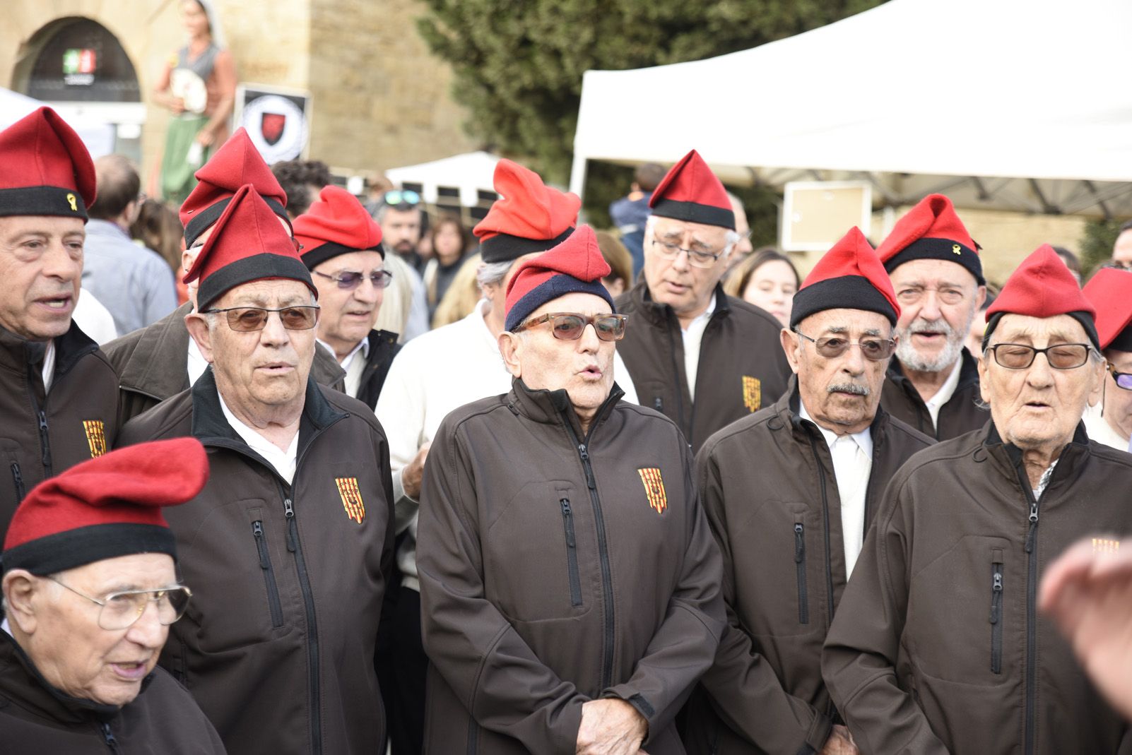 Coral La Lira cantant a la diada de Sant Jordi. Foto: Bernat Millet.