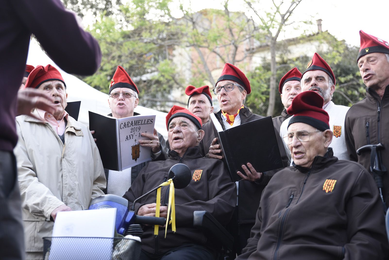 Coral La Lira cantant a la diada de Sant Jordi. Foto: Bernat Millet.