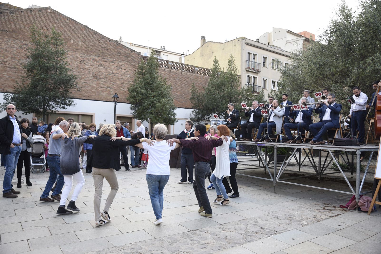 Ballada de sardanes durant la diada de Sant Jordi 2019. Fotot: Bernat Millet.