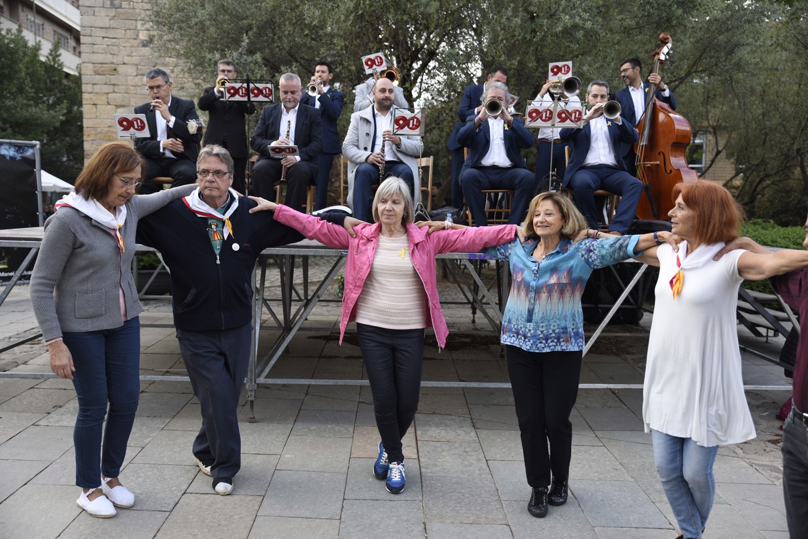 Ballada de sardanes durant la diada de Sant Jordi. Fotot: Bernat Millet.