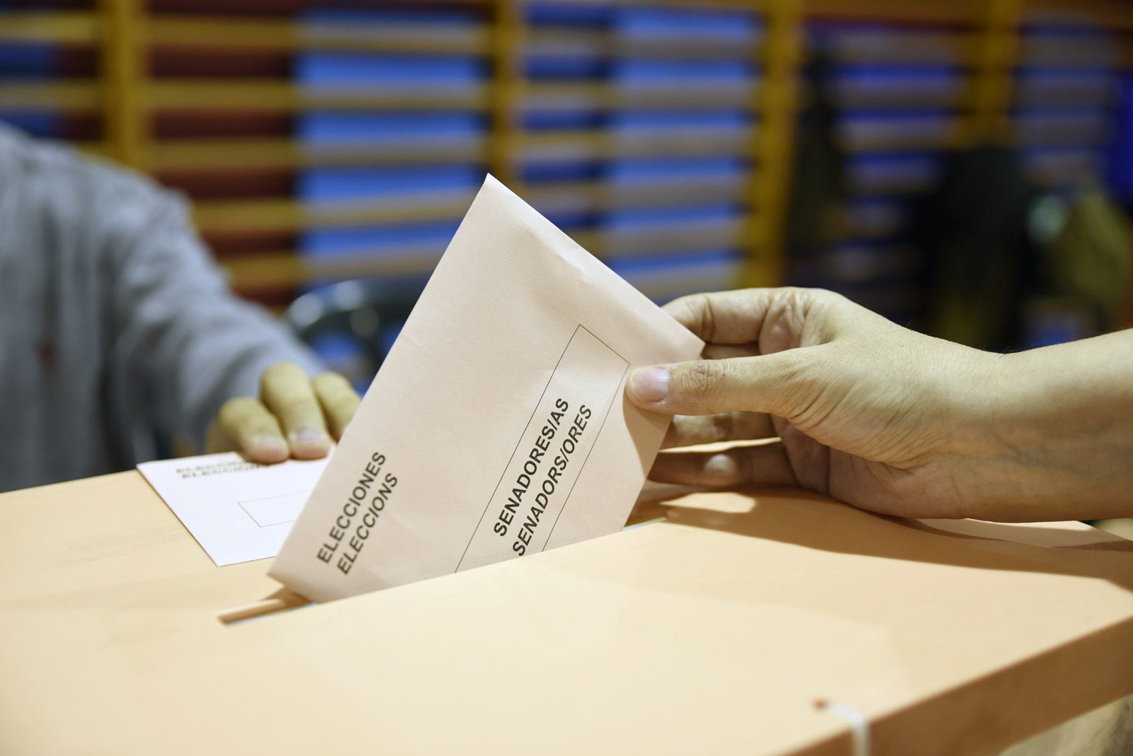 Votant a les eleccions al congrés Espanyol. Foto: Bernat Millet.
