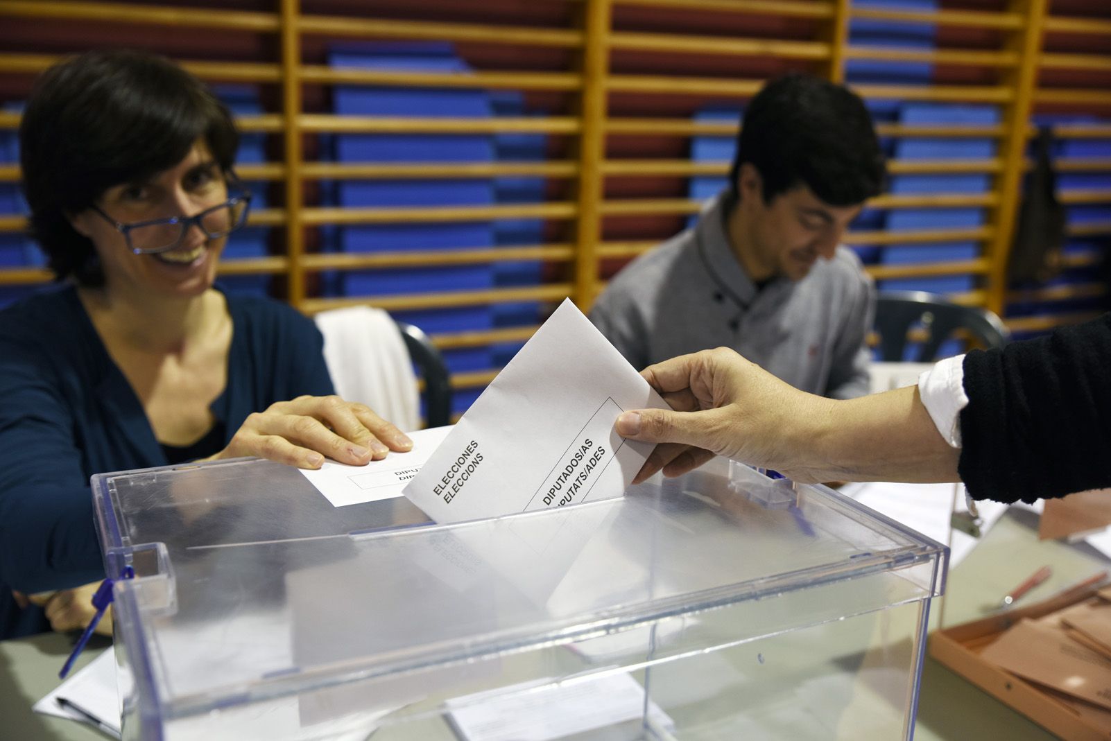 Votant a les eleccions al congrés Espanyol. Foto: Bernat Millet.