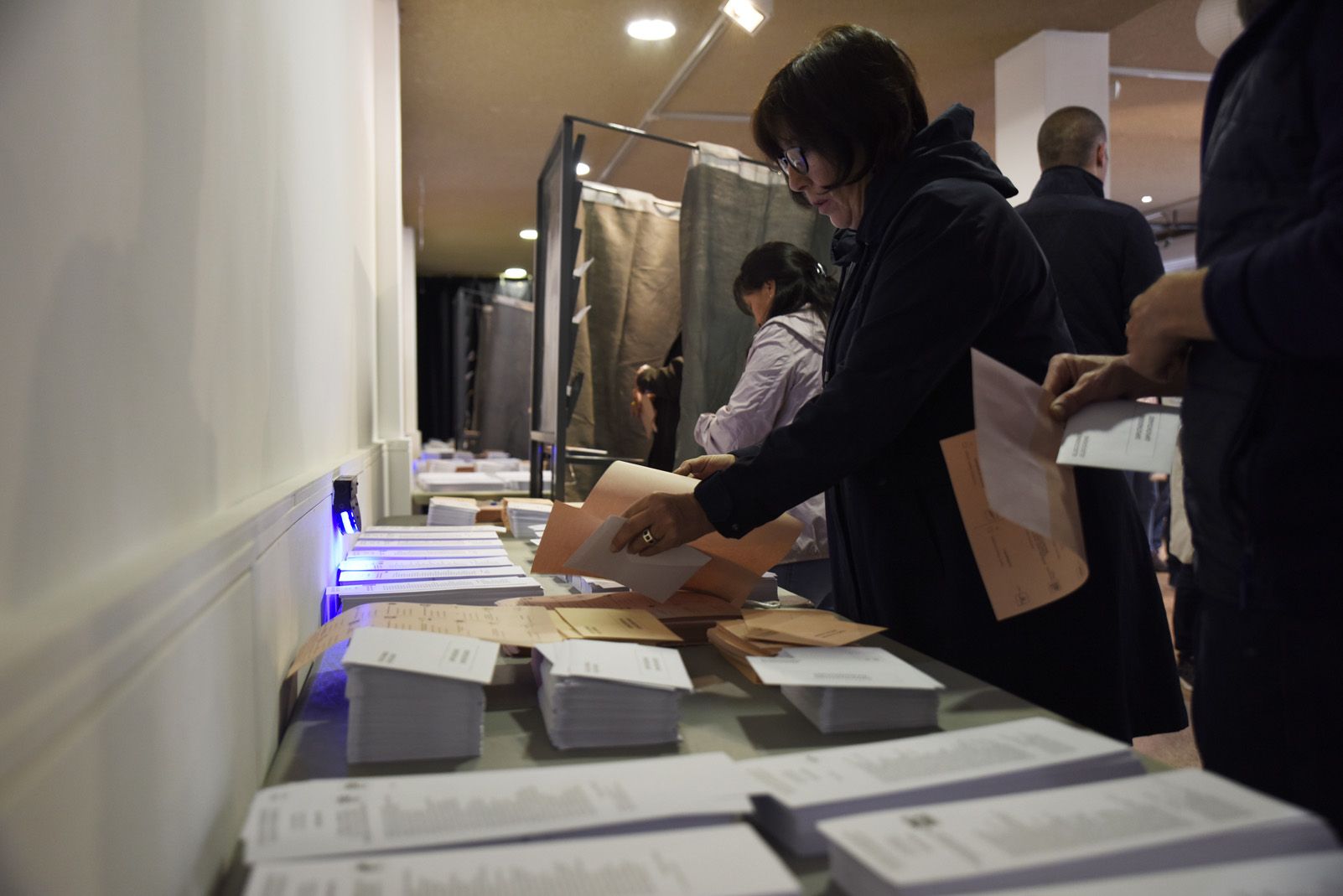 Votants al Casal de Cultura de Sant Cugat per les eleccions al congrés Espanyol. Foto: Bernat Millet.