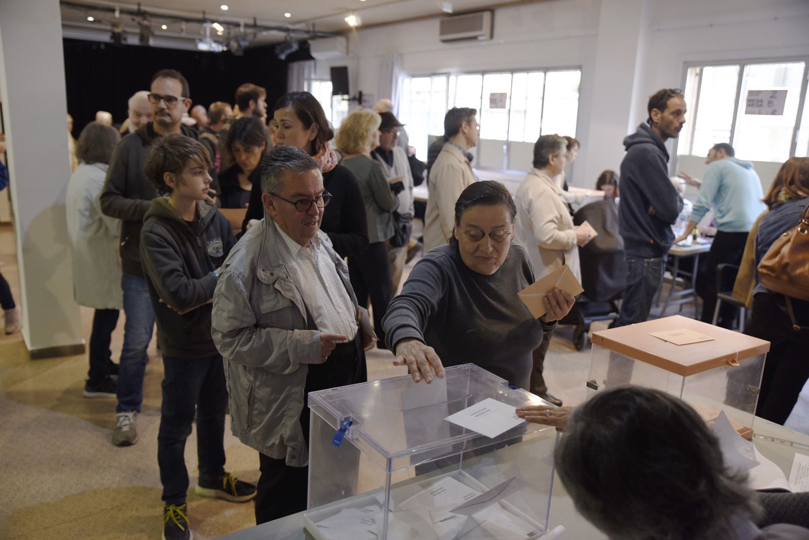 Votants al Casal de Cultura de Sant Cugat per les eleccions al congrés Espanyol. Foto: Bernat Millet.