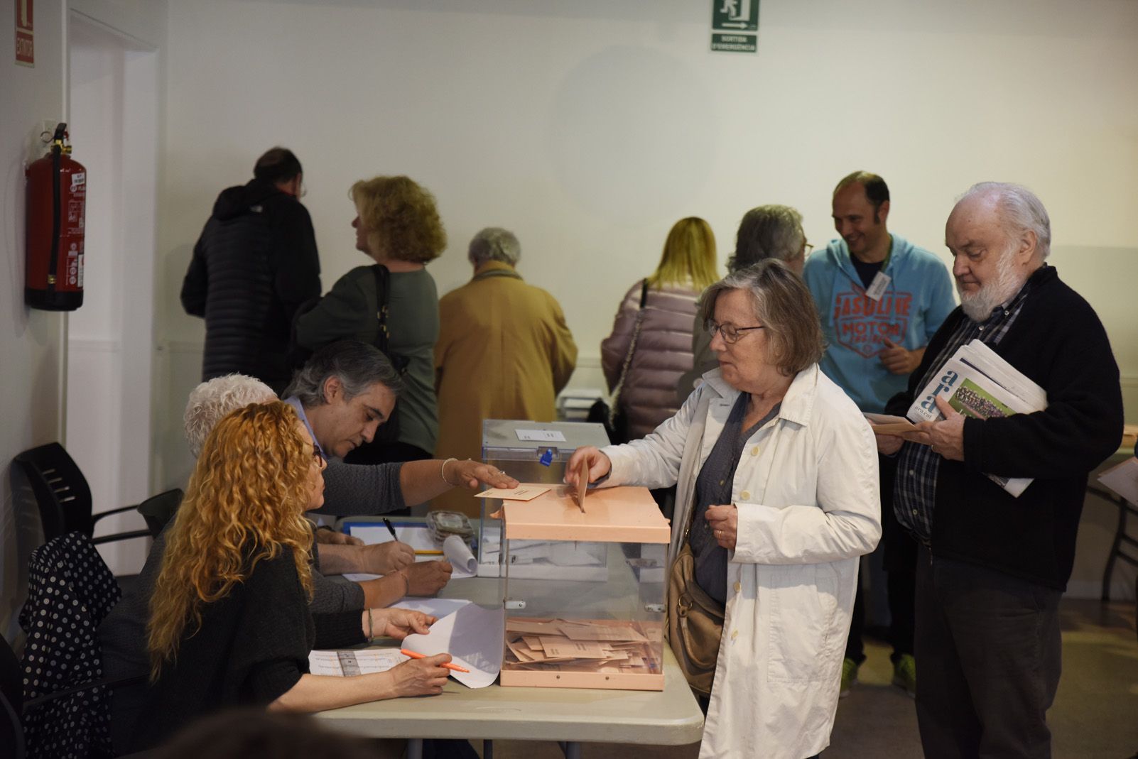Votants al Casal de Cultura de Sant Cugat per les eleccions al congrés Espanyol. Foto: Bernat Millet.