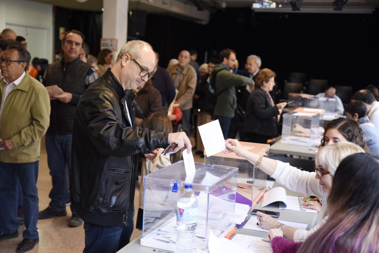Votants al Casal de Cultura de Sant Cugat per les eleccions al congrés Espanyol. Foto: Bernat Millet.