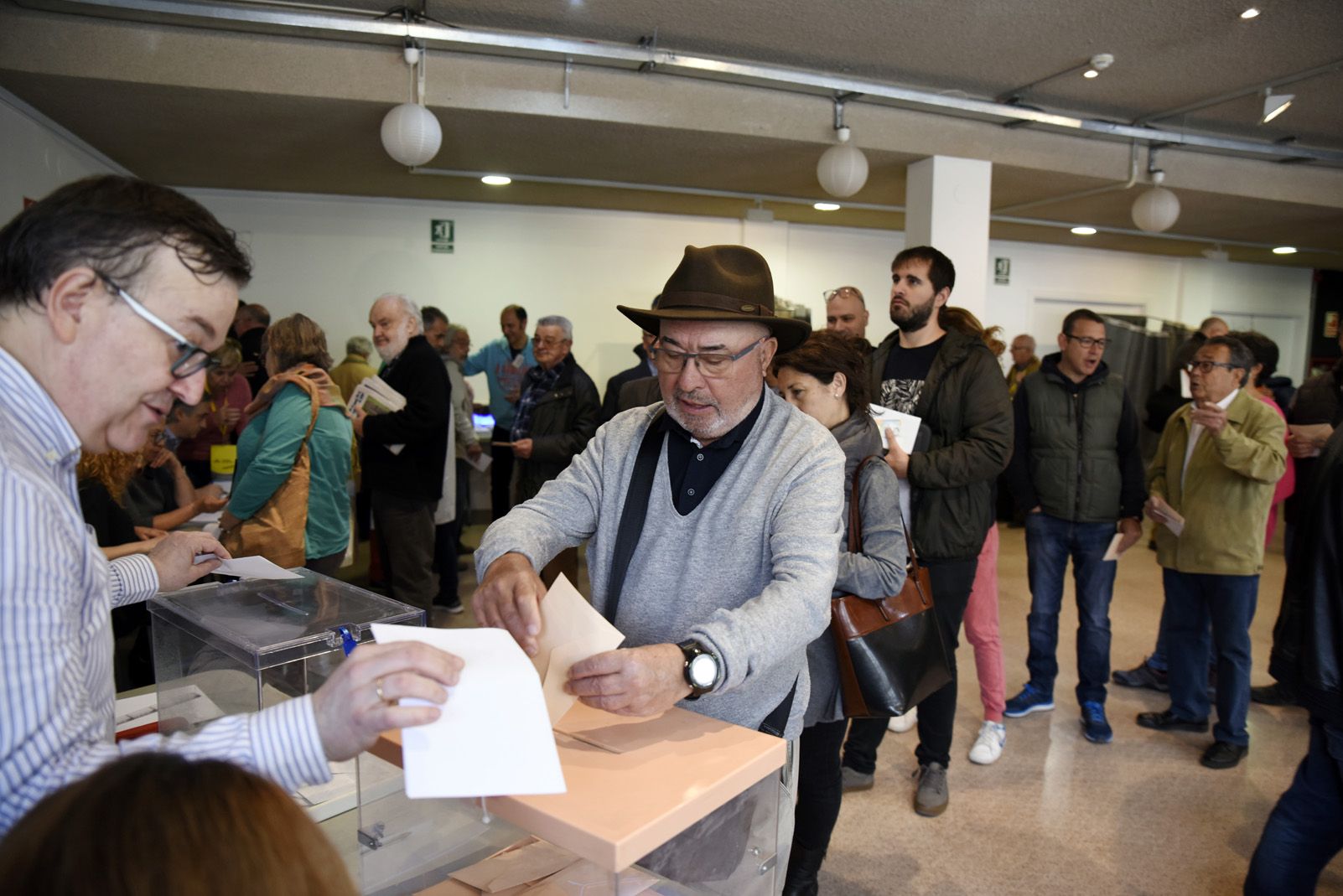 Votants al Casal de Cultura de Sant Cugat per les eleccions al congrés Espanyol. Foto: Bernat Millet.