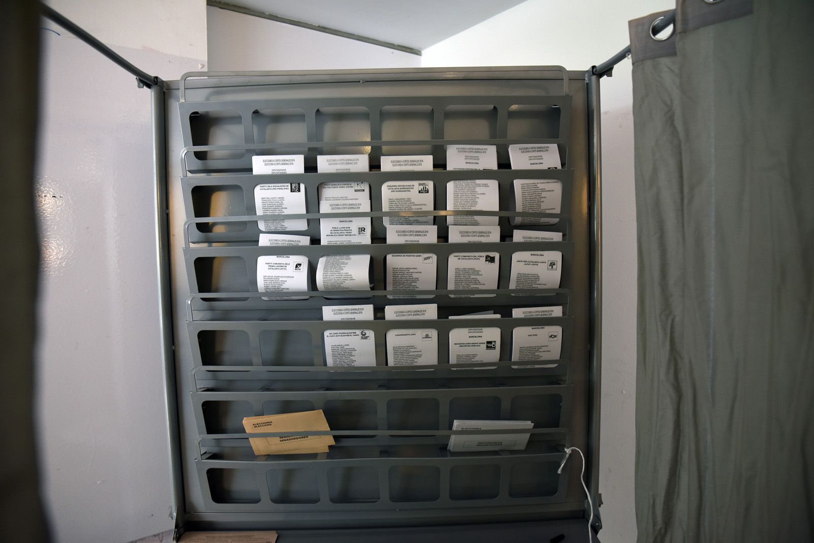 Votants al Centre d'Art Maristany per les eleccions al congrés Espanyol. Foto: Bernat Millet.