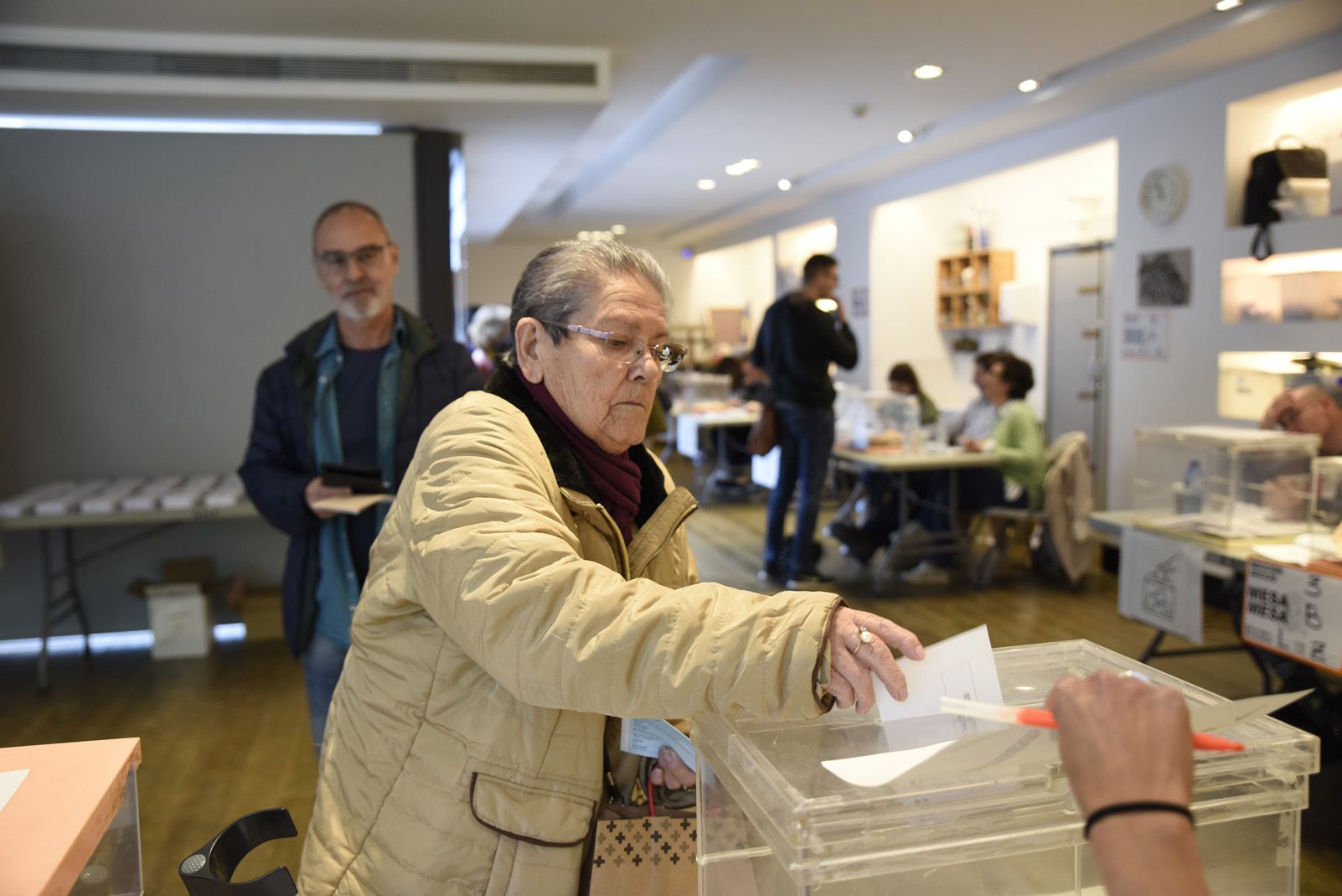 Votants al Centre d'Art Maristany per les eleccions al congrés Espanyol. Foto: Bernat Millet.