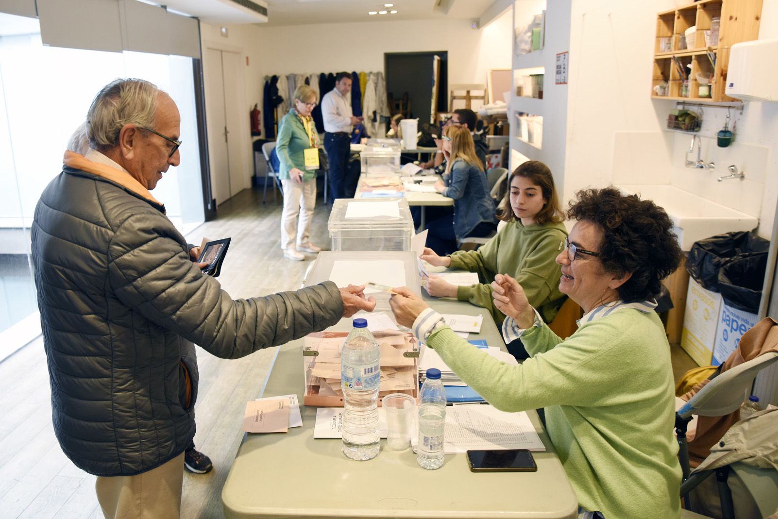 Votants al Centre d'Art Maristany per les eleccions al congrés Espanyol. Foto: Bernat Millet.