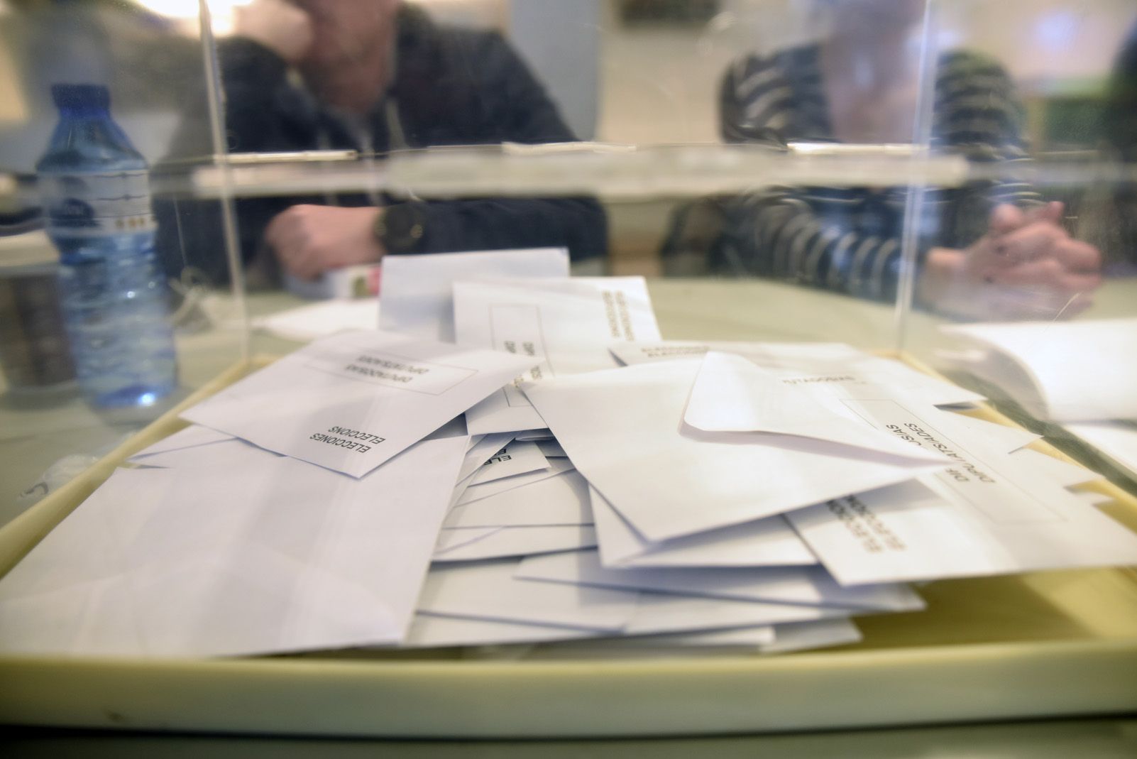 Votants al Centre d'Art Maristany per les eleccions al congrés Espanyol. Foto: Bernat Millet.