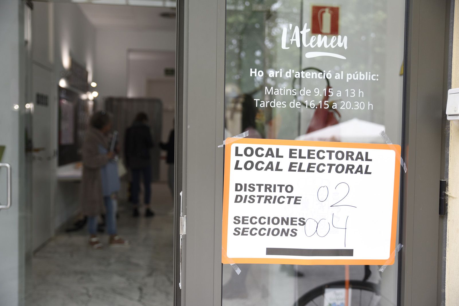 Votants a l'Ateneu per les eleccions al congrés Espanyol. Foto: Bernat Millet.