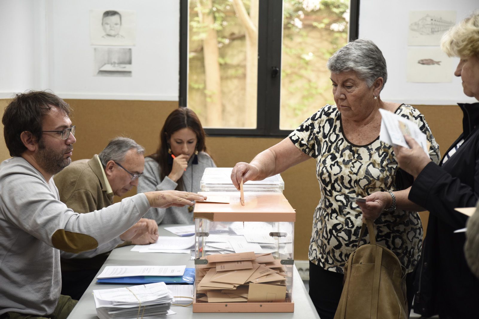 Votants a l'Ateneu per les eleccions al congrés Espanyol. Foto: Bernat Millet.
