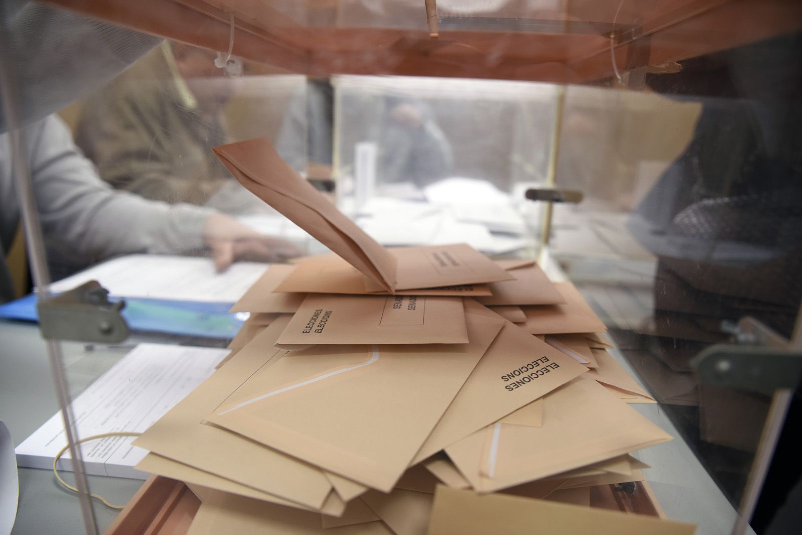 Votants a l'Ateneu per les eleccions al congrés Espanyol. Foto: Bernat Millet.
