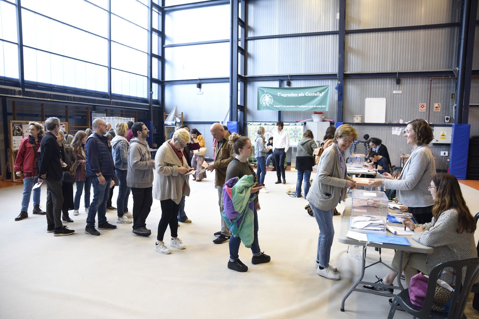 Votants a la sala Canigó per les eleccions al congrés Espanyol. Foto: Bernat Millet.