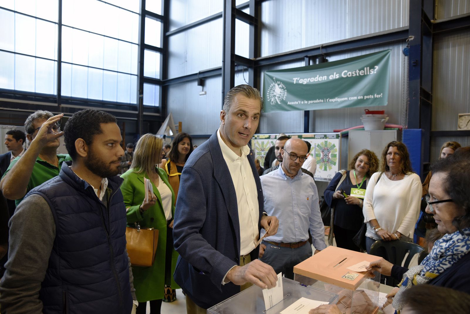 El secretari general de Vox Ortega Smith votant a Sant Cugat. Foto: Bernat Millet.