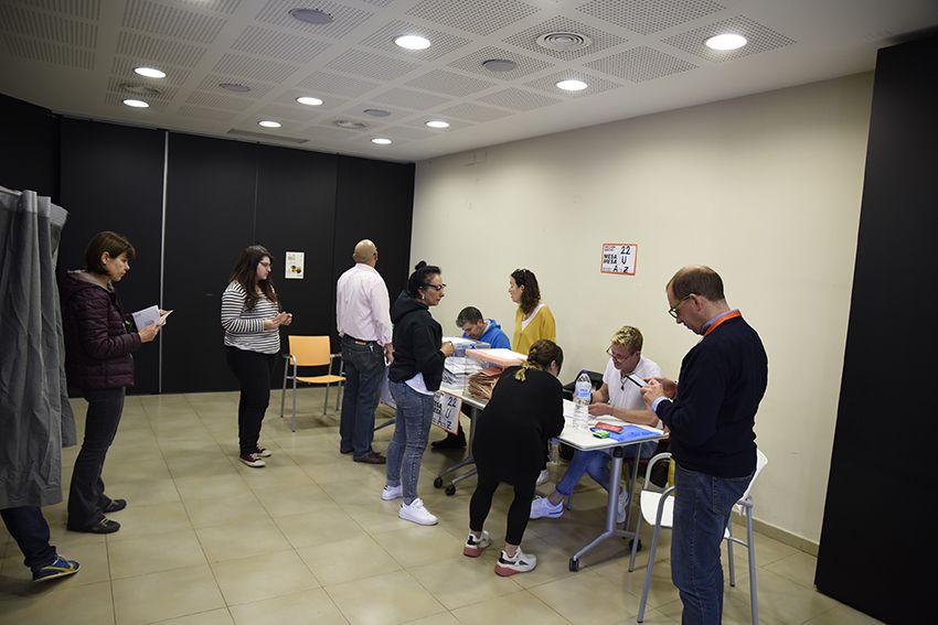 Votants al Xalet Negre per les eleccions al congrés Espanyol. Foto: Bernat Millet.