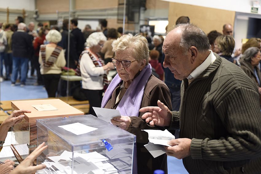Votants a l'institut Joaquim Plá i Farreras per les eleccions al congrés Espanyol. Foto: Bernat Millet.