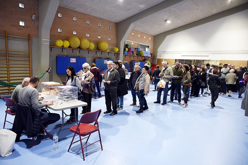 Votants a l'institut Joaquim Plá i Farreras per les eleccions al congrés Espanyol. Foto: Bernat Millet.