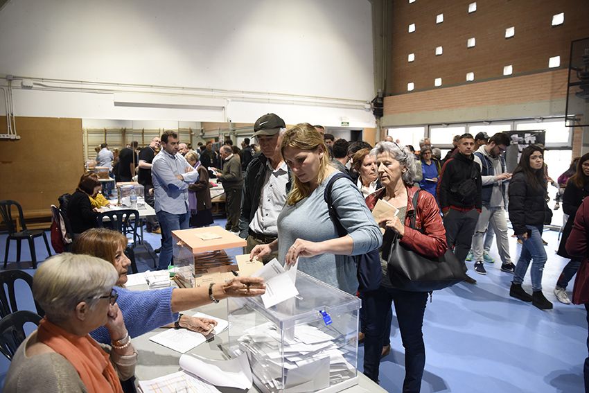 Votants a l'institut Joaquim Plá i Farreras per les eleccions al congrés Espanyol. Foto: Bernat Millet.
