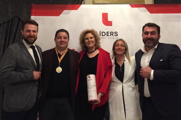 L'expresident Albert Salarich, segon per l'esquerra, i l'actual president Mauri Benito, primer per la dreta, recollint el premi. FOTO: Sant Cugat Creix