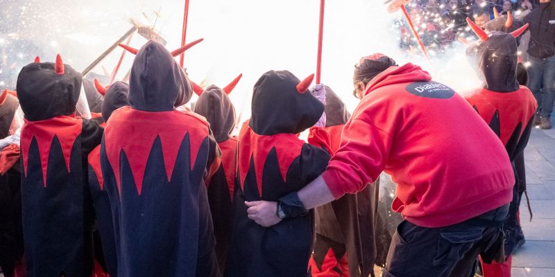 Els diables infantils i joves s'han estrenat a l'Encabronada. FOTO: Ale Gónez