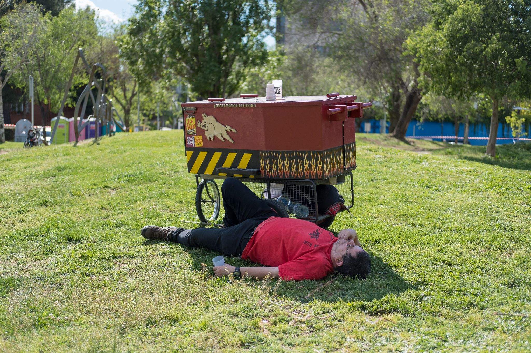 Home fent una migdiada . FOTO: Ale Gómez