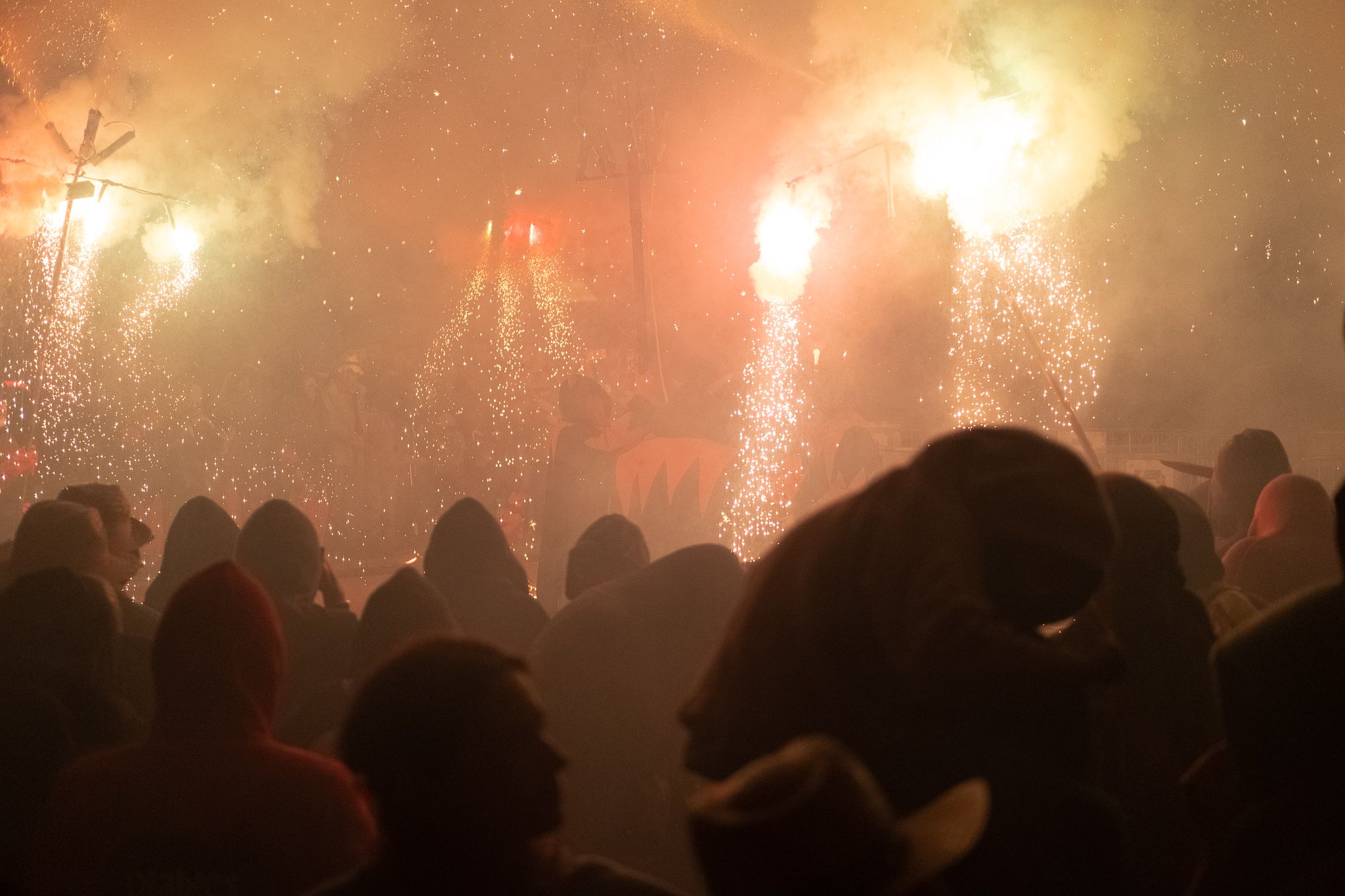 Pluja de foc al parc Ramón Barnils. FOTO: Ale Gómez