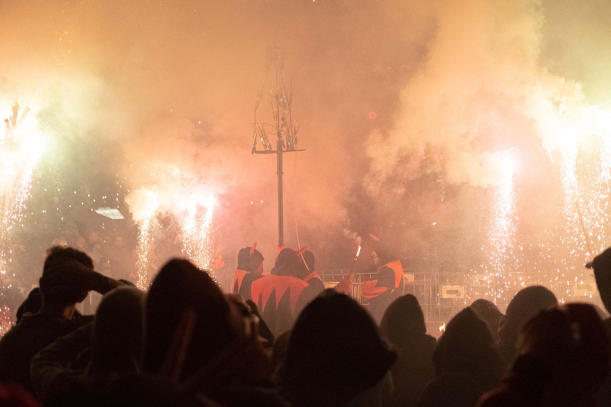 Pluja de foc al parc Ramón Barnils. FOTO: Ale Gómez