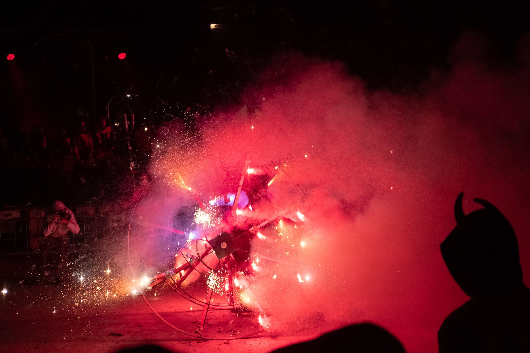 Pluja de foc al parc Ramón Barnils. FOTO: Ale Gómez