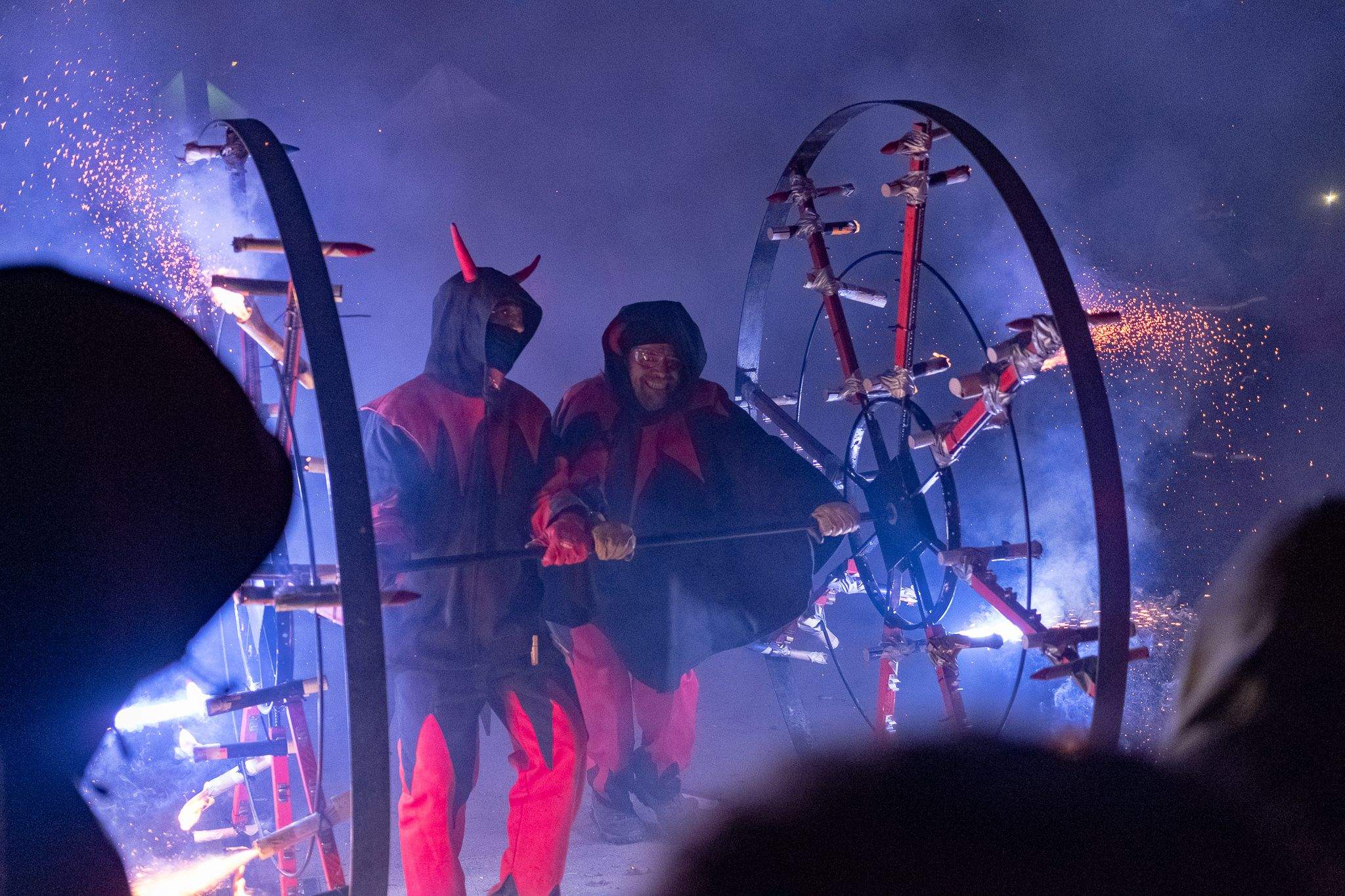 Pluja de foc al parc Ramón Barnils. FOTO: Ale Gómez