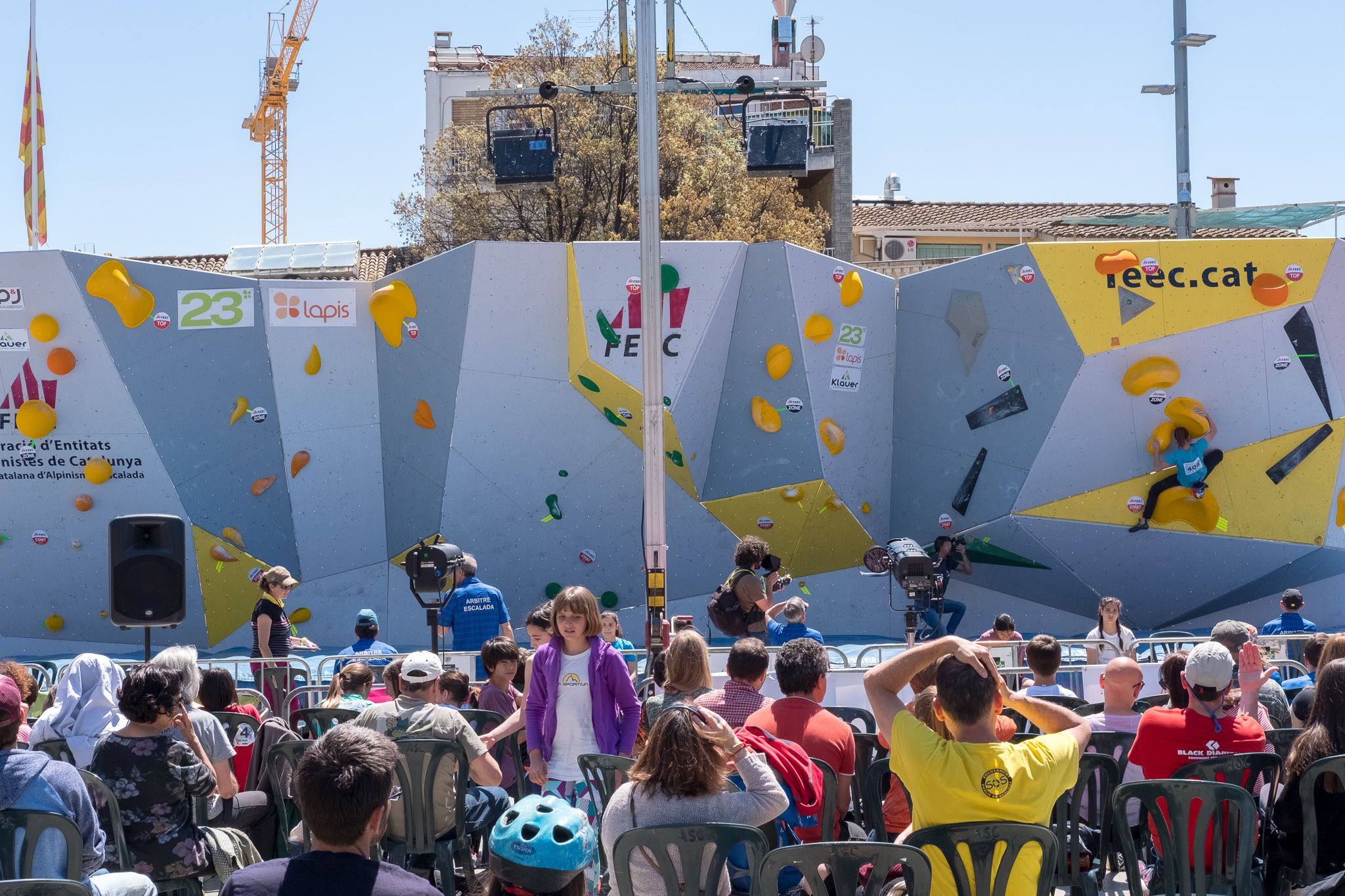 Campionat de Catalunya d'escalada de bloc a la plaça Octavià. FOTO: Ale Gómez